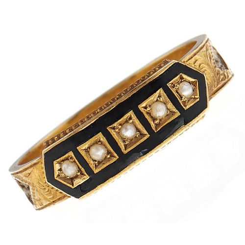 60 - A split pearl and 15ct gold and enamel mourning ring, inset with hair, Chester 1912, 3g, size T... 