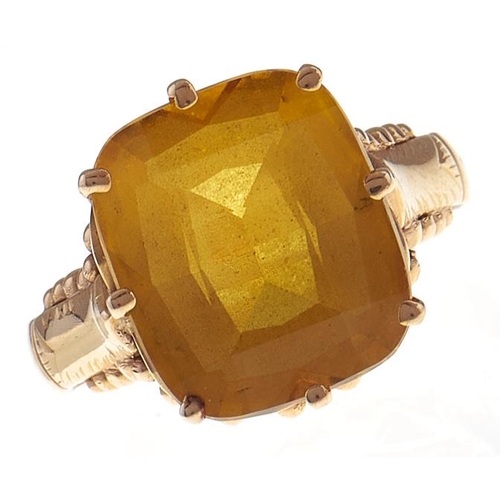 82 - A Portuguese yellow sapphire ring, in gold, maker's mark, control mark for 18ct, 7.5g, size N... 