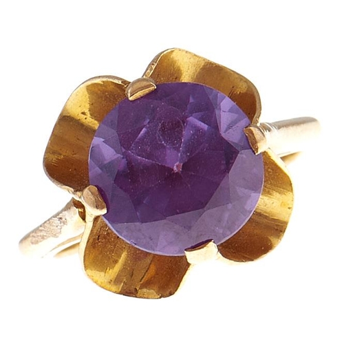 86 - A synthetic sapphire ring, in gold, unmarked, 6.5g, size O