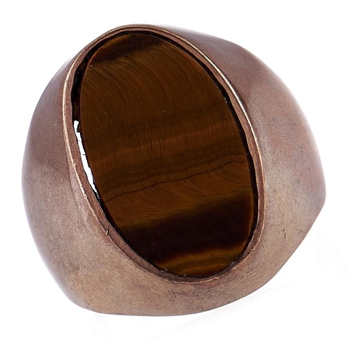92 - A tiger's eye signet ring, in gold, 13.4g, size F
