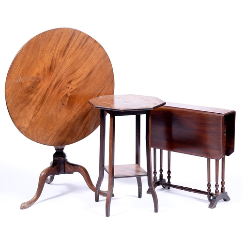 1320 - An Edwardian mahogany Sutherland table, crossbanded in satinwood, with fan patera, 63cm h, 61 x 73cm... 