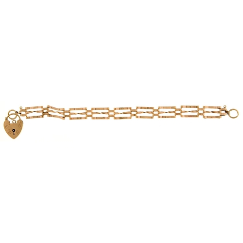 563 - A 9ct gold gate bracelet and padlock, 17cm l, 7.9g