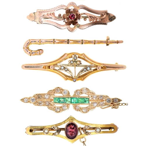 570 - An emerald and diamond bar brooch, with calibre cut emeralds, in gold, 46mm, unmarked, three other g... 