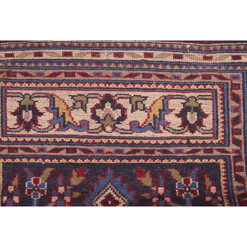 922 - A rug, 94 x 159cm