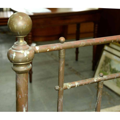 918 - An Edwardian brass bedstead, with railed foot and headboards, 137cm w, with bed irons... 