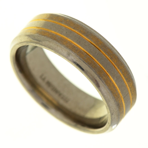 12 - A titanium ring, 5.3g, size T