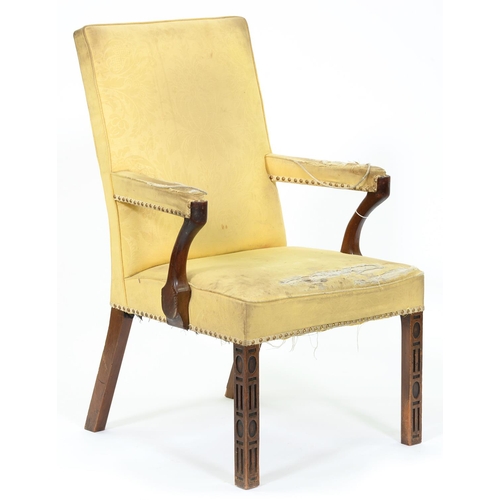 1265 - A mahogany library chair, early 20th c, in George III style, the padded arms on incurved uprights, o... 