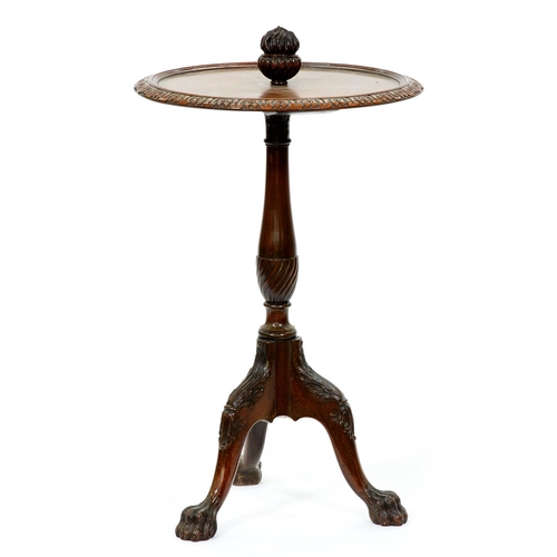 1267 - A mahogany tripod table, early 20th c,  George III style, the circular dish top centred on a lobed f... 