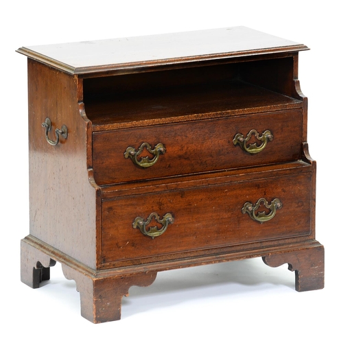 1269 - A mahogany waterfall chest, 20tyh c,  in George III style, the oversailing top above open recess and... 