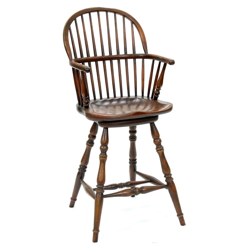 1338 - A stained ash swivelling Windsor chair, 20th c, in Victorian style, seat height 63cm... 