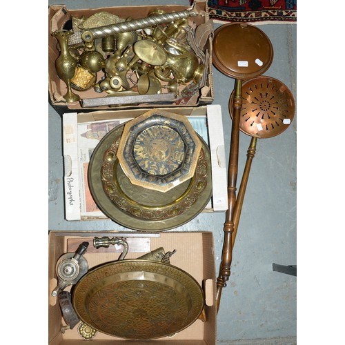 555 - Miscellaneous brass, copper and other metalware, 19th c and later, to include dishes, warming pans, ... 