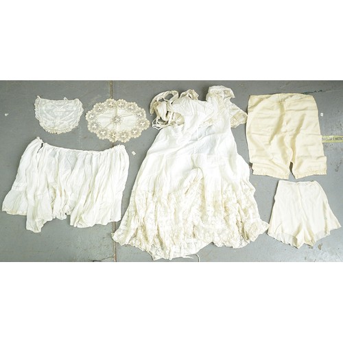 557 - Miscellaneous vintage fashion dress, to include gloves, lace, hats, etc