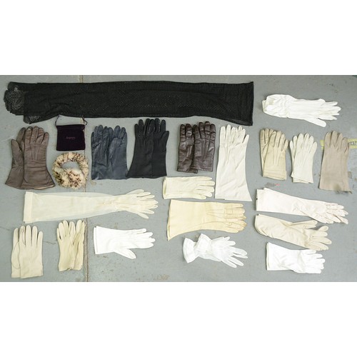 557 - Miscellaneous vintage fashion dress, to include gloves, lace, hats, etc