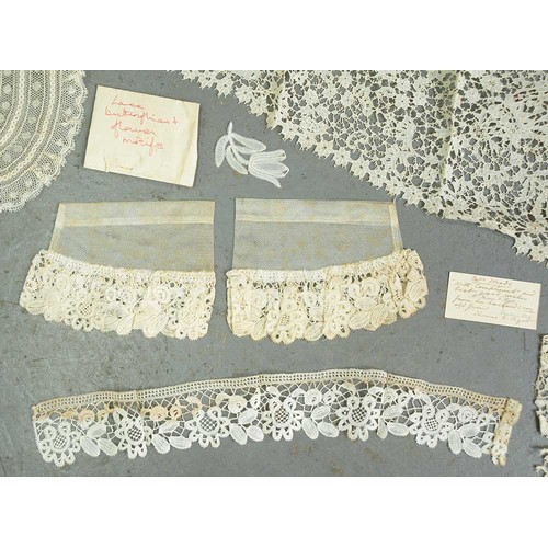 557 - Miscellaneous vintage fashion dress, to include gloves, lace, hats, etc