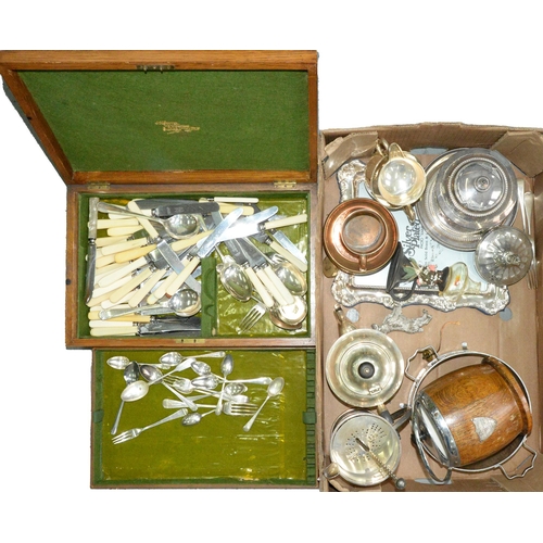 425 - Miscellaneous Victorian and later plated ware and an oak cutlery case with miscellaneous flatware... 