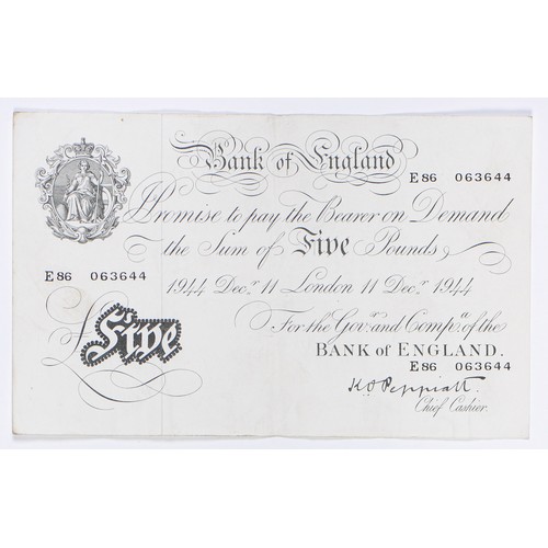 698 - Banknotes. Bank of England, Peppiatt white £5 E86, 11 December 1944, 10s blue C-H and Fforde 1... 