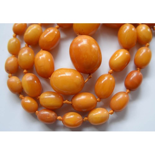 102 - A necklace of amber beads, 67g