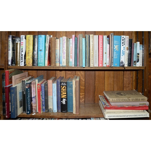 368 - Four shelves of books, including art reference, ceramics, glass, silver and metalware, fine art and ... 