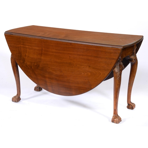 634 - A George II mahogany gateleg table, on carved cabriole legs and claw and ball feet, 72cm h; 128 x 14... 