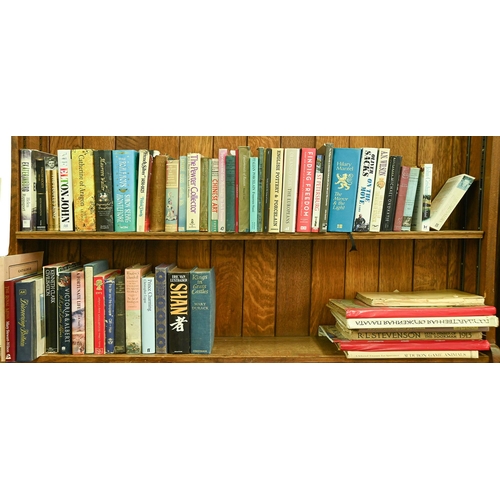 368 - Four shelves of books, including art reference, ceramics, glass, silver and metalware, fine art and ... 