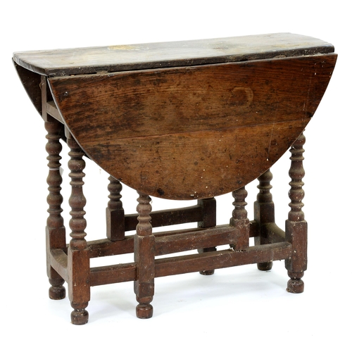 520 - A George II oak gateleg table, with bobbin turned legs, 75cm h; 91 x 107cm