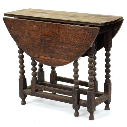 533 - A George II oak gateleg table, with bobbin turned legs, 75cm h; 92 x 97cm