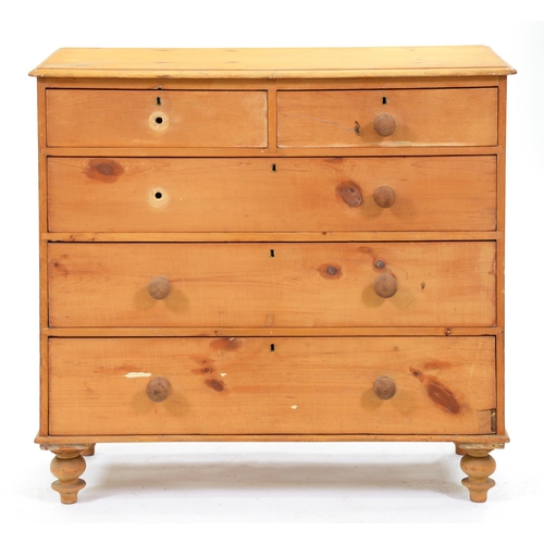 552 - An Edwardian pine chest of drawers, 100cm h; 50 x 104cm