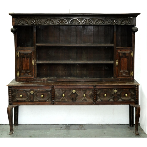 557 - An oak dresser, 19th c, the associated boarded rack with turned pendants and lunette frieze, spice c... 