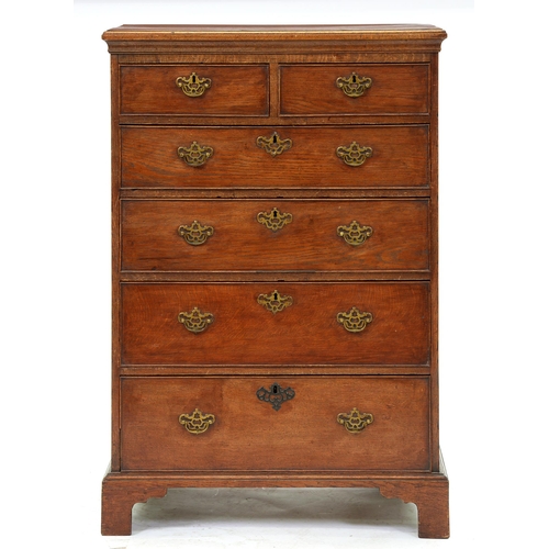 604 - An oak chest of drawers, 19th c, the crossbanded, moulded top above two short and four graduated dra... 