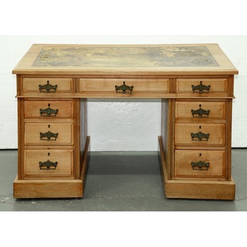 1092 - An Edwardian walnut pedestal desk, 72cm h; 62 x 109cm