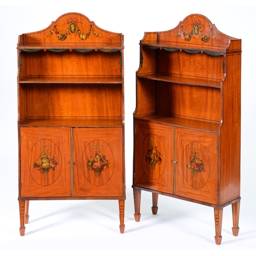 1120 - A pair of Edwardian painted satinwood open bookcases, with classical cameos and festoons, the lower ... 