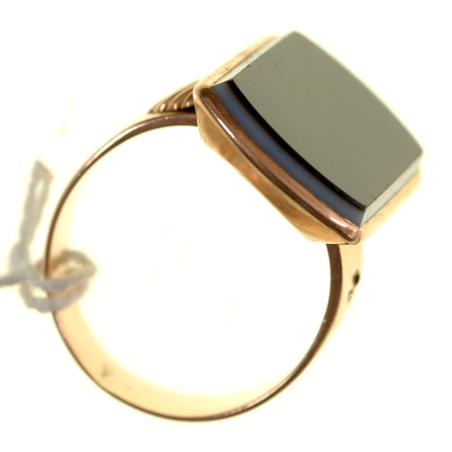 23 - An onyx signet ring,  in gold, on gold band, unmarked, 8.4g, size S