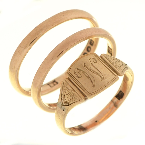 55 - A pair of 9ct gold wedding rings, London 1945 and a gold signet ring, engraved with the initial M, p... 