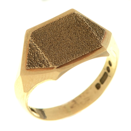 61 - A 9ct gold signet ring, London 1972, 4.4g, size O½