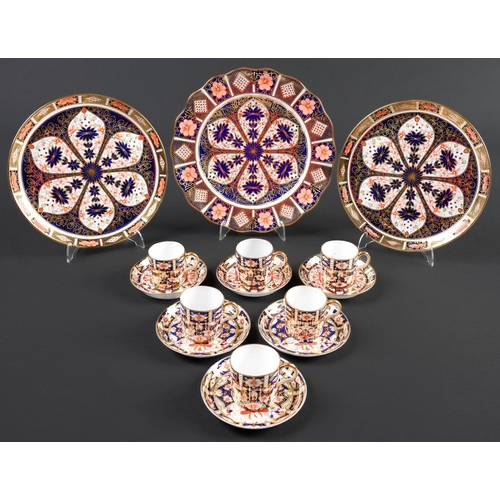 36 - A pair of Royal Crown Derby Imari pattern plates, 1926, 22.5cm diam, a larger similar example with w... 
