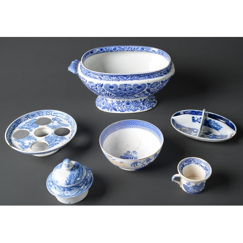 90 - Miscellaneous English blue printed earthenware plates, dishes, a tureen and an egg frame, early 19th... 