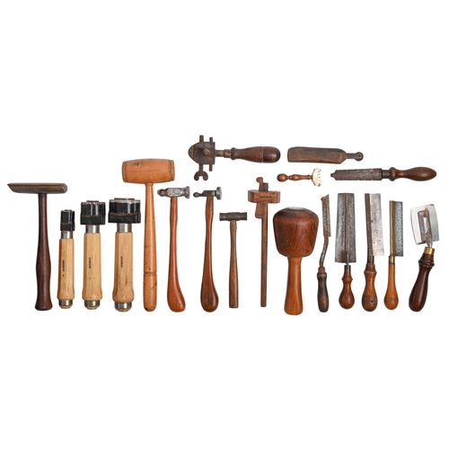 1053 - Miscellaneous carpenter's tools, to include a boxwood mallet, a maul, hammer and others... 