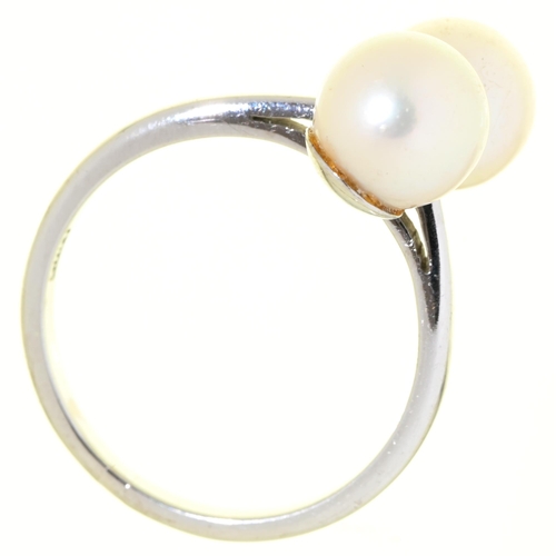 25 - A cultured pearl crossover ring, in white gold marked 18ct, 5.3g, size Q½