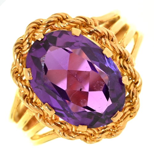 28 - An amethyst ring, in gold, unmarked, 7.1g, size O