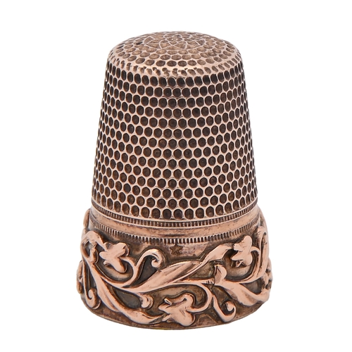 394 - A gold thimble c1900, the skirt applied with trailing foliage, 22mm h, 3.8g