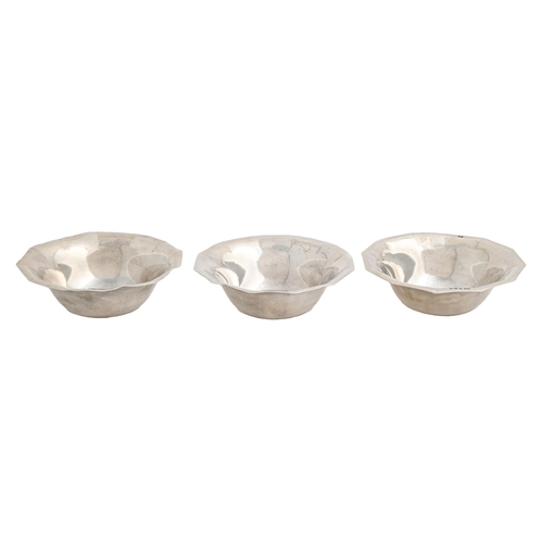 472 - A set of three George V silver bowls, 11.5cm diam, maker AW, London 1932, 7ozs 8dwts... 