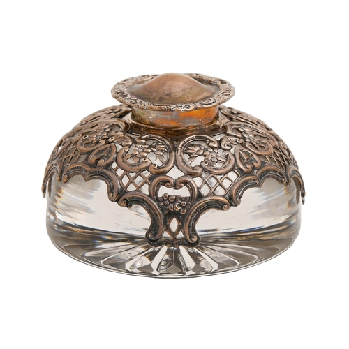 478 - An Edwardian silver mounted domed glass inkwell, 93mm diam, by William Comyns & Sons, London 190... 