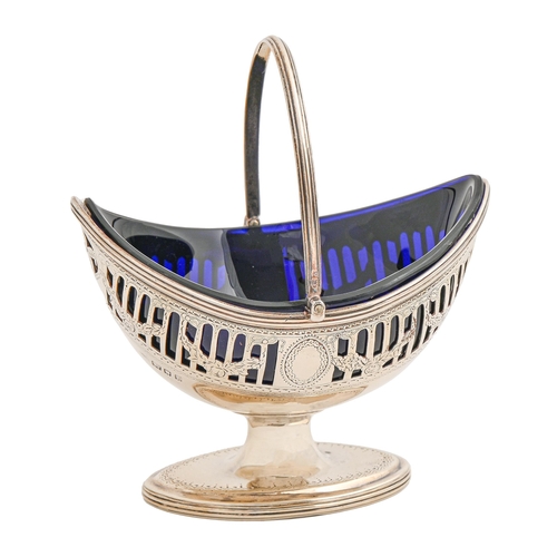 484 - A George V pierced and engraved silver sugar basket, with reeded handle and rims, blue glass liner, ... 