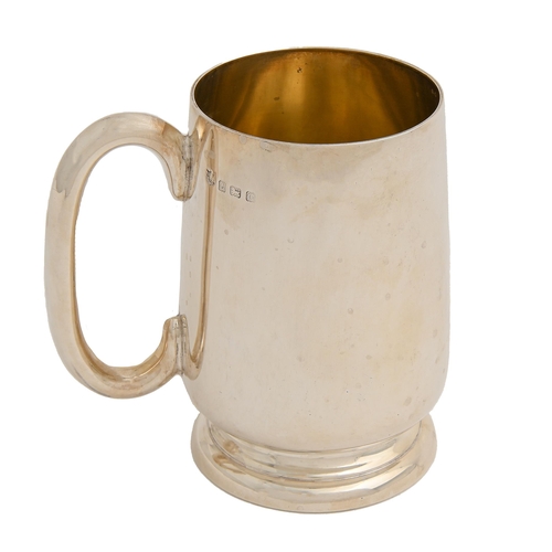 523 - A George V silver mug, of unusually heavy gauge, on moulded foot, 12.5cm h, by Barker Brothers Silve... 