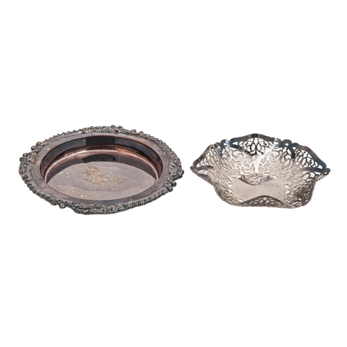 540 - A George V silver muffin dish, with gadrooned rim, 17cm diam, by The Goldsmiths & Silversmiths C... 