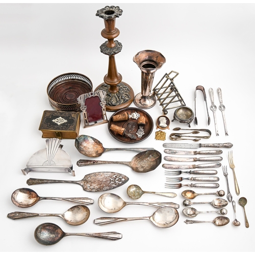 562 - Miscellaneous plated ware, to include an Edwardian triangular toast rack and flatware, etc... 