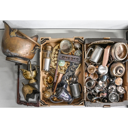 589 - Miscellaneous plated ware and brass ware, including a coal bucket, horse brasses, etc... 