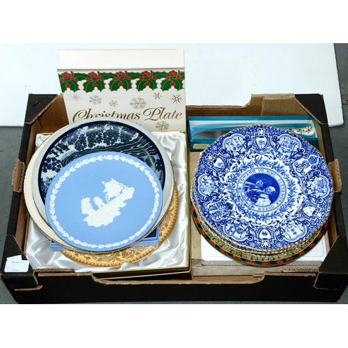 643 - Two Coalport blue and white Coronation of King Edward VII and Queen Alexandra commemorative plates, ... 