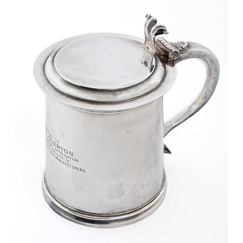 477 - A George V silver tankard, in Charles II style, with bifurcated thumbpiece, the tapered handle termi... 