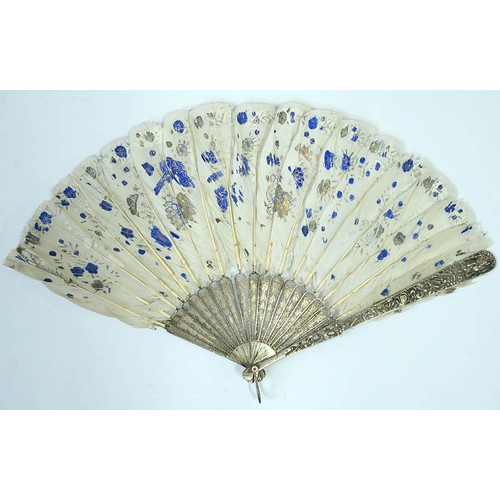 111 - A Chinese export silver and feather fan, 19th c, with filigree guards and repousse sticks, mother of... 